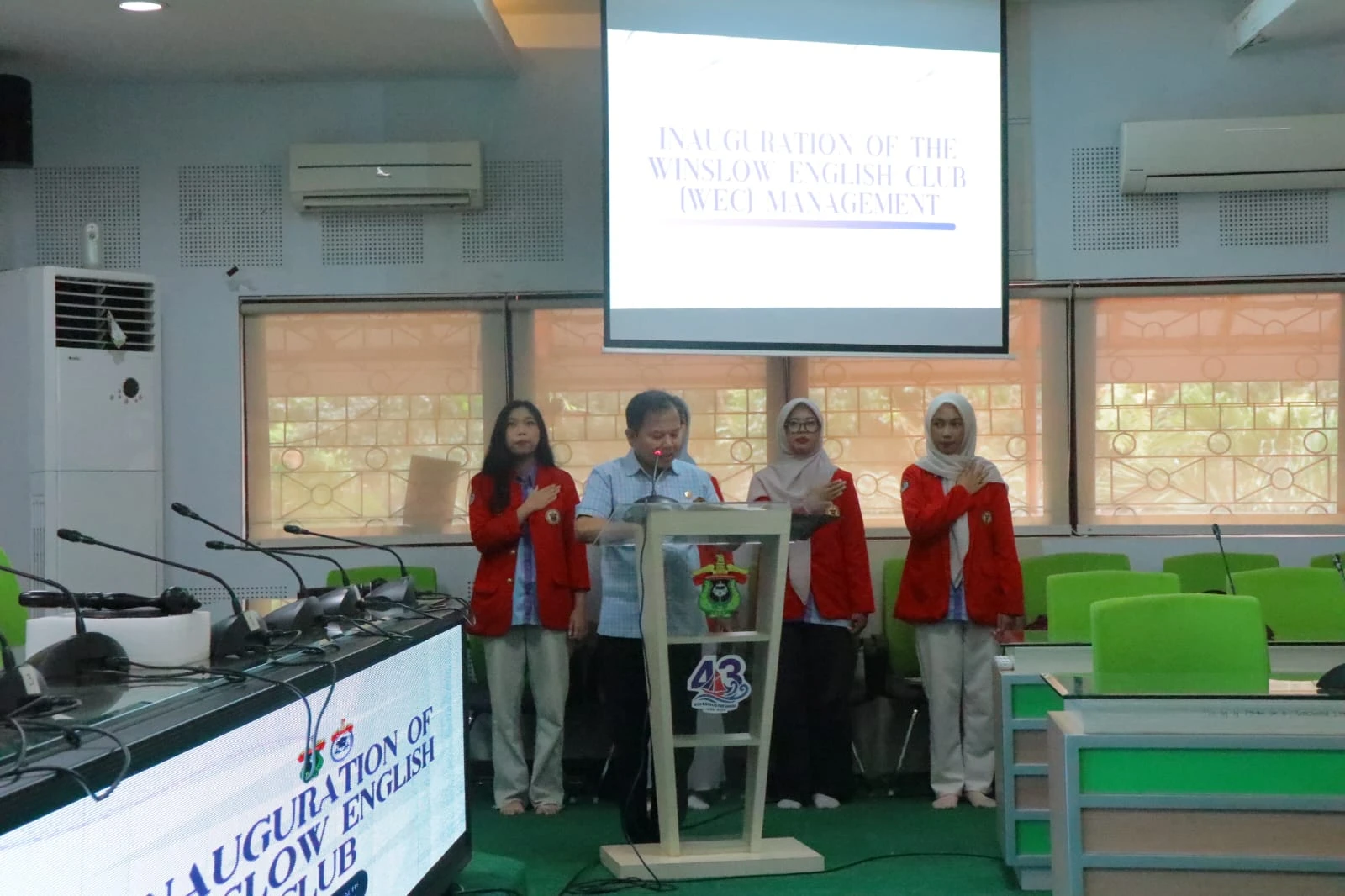 Prosesi pengukuhan pengurus Winslow English Club (WEC) FKM Unhas masa bakti 2025–2026 berlangsung khidmat di bawah pimpinan Dekan FKM Unhas, Prof. Sukri Palutturi, SKM, M.Kes., MSc.PH., Ph.D., disaksikan mahasiswa dan sivitas akademika sebagai tonggak penguatan budaya akademik berbahasa Inggris menuju kampus kesehatan masyarakat berdaya saing global.
